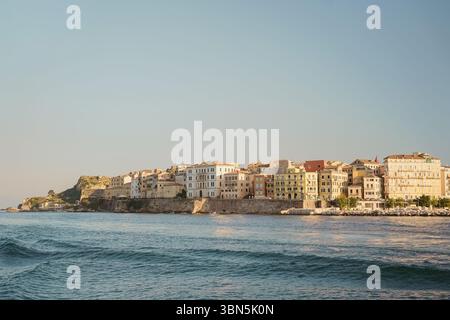 Historisches Hafenpanorama von Korfu Stadt vom Ionischen Meer, Griechenland, Hintergrund mit Kopierraum Stockfoto