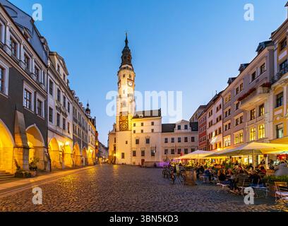 Nächtlicher Blick auf den Untermarkt - Unterer Marktplatz und den Uhrturm des Alten Rathauses, Görlitz, Görlitz, Deutschland Stockfoto