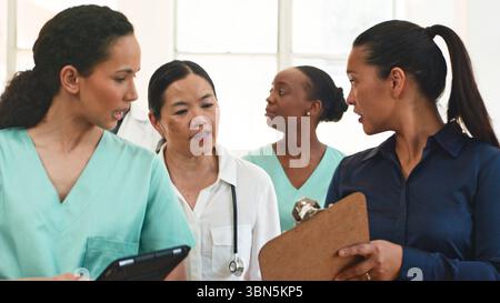 Multikulturelles Team von Medizinern, die im Krankenhaus zusammenarbeiten Stockfoto