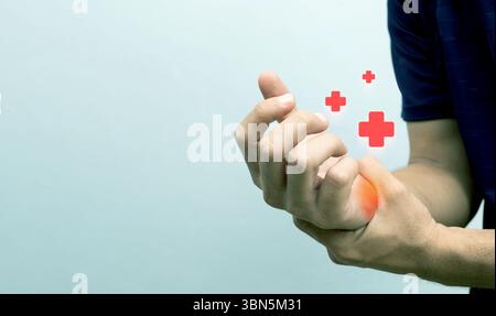 Sportverletzungskonzept: Mann ergreifendes schmerzhaftes Handgelenk mit rotem Highlight und medizinischen Kreuzsymbolen zur Heilung Stockfoto