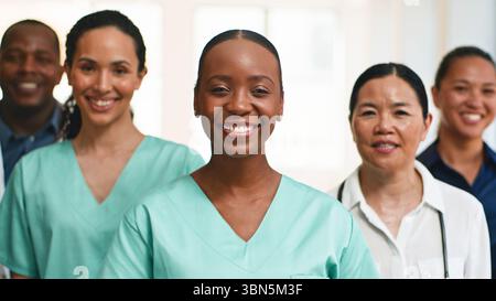 Diverse Gruppe von Medizinern, die in einer Umgebung im Gesundheitswesen lächeln Stockfoto