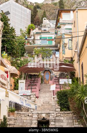 Taormina, Sizilien, Italien - 29. September 2024: Eine enge Straße im historischen Zentrum von Taormina in der Provinz Messina. Stockfoto
