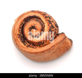 Blick von oben auf frisch gebackene Mohnrollen isoliert auf weiß Stockfoto