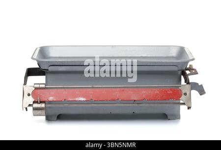 Vorderansicht der Waage des alten Hebeltisches in der Küche, isoliert auf weiß Stockfoto