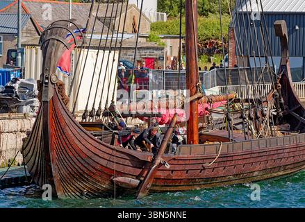Wikingerschiff Draken Harald Harfagre Crew-Mitglieder reparieren Ruder in Buckie Harbour Moray Schottland Stockfoto