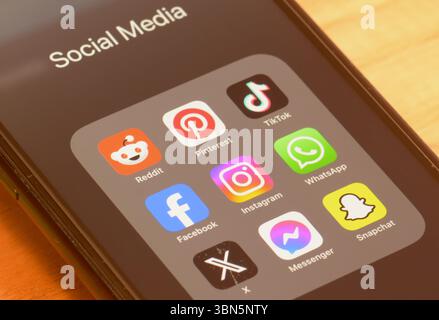 Social-Media-Apps auf einem Smartphone-Bildschirm Stockfoto