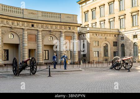 Königliche Wachen stehen vor dem Stockholmer Palast Stockfoto