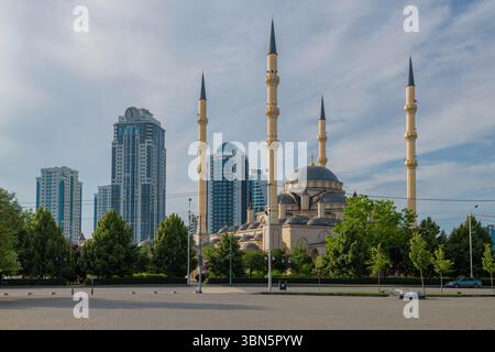 GROSNY, RUSSLAND - 14. JUNI 2023: Stadtlandschaft mit dem Herzen der Tschetschenischen Moschee an einem Junitag Stockfoto