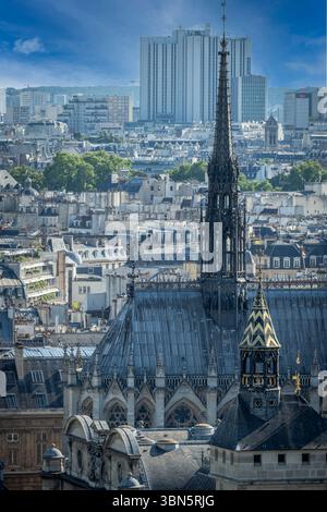 Paris, Frankreich - 06 28 2025: Detailansicht des Daches von Sainte-Chapelle vom Dach des Saint-Jacques-Turms Stockfoto