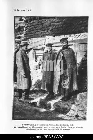 Russische Soldaten, Kriegsgefangene, die seit Juli 1915 von den Deutschen gefangen gehalten wurden, fotografierten nach der Flucht vor Zwangsarbeit in Champagne, Frankreich. Sie hatten auf einer von Deutschland kontrollierten Eisenbahnbaustelle unter harten Bedingungen gearbeitet. Bild veröffentlicht in L’Illustration, 22. Januar 1916, über Zwangsarbeit und Flucht während des Krieges. Stockfoto