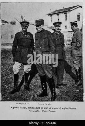 Der französische General Maurice Sarrail, Oberbefehlshaber der alliierten Streitkräfte auf dem Balkan, zusammen mit dem britischen General Sir Bryan Mahon, fotografierte Anfang 1916 während des Salonika-Feldzugs. Veröffentlicht in L’Illustration, 29. Januar 1916. Dieses seltene Bild zeigt die französisch-britische Zusammenarbeit an der Mazedonischen Front während des Ersten Weltkriegs, aufgenommen von Hubert-Jacques. Stockfoto