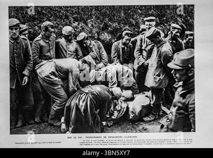 September 1915: Deutsche Kriegsgefangene in der Nähe von Souchez während des Ersten Weltkriegs, gezeigt nach der Abrüstung. Ein verwundeter Soldat erhält Hilfe von einem französischen Sanitäter. Die Ausdrücke spiegeln Schock, Trauma und Überleben wider. Foto aus L’Illustration, 29. Januar 1916, dokumentiert die Folgen des Grabenkriegs während der Schlacht von Artois. Stockfoto