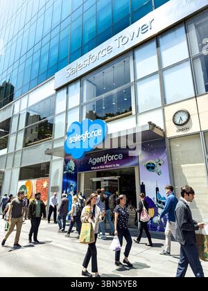 Salesforce Tower, Außenansicht und Bürgersteig, 1095 Avenue of the Americas, New York City, New York, USA Stockfoto