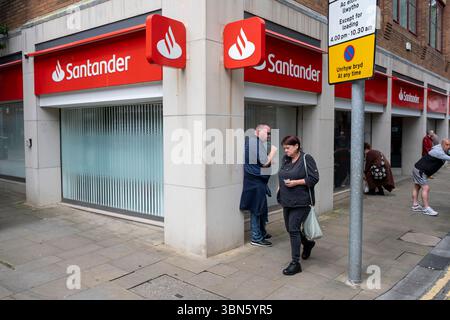 Santander Bank im Stadtzentrum am 27. Juni 2025 in Swansea, Wales, Vereinigtes Königreich. Die Santander Group ist eine der größten Banken der Welt mit über 133 Millionen Kunden und einer Präsenz in mehr als 40 Ländern. Das Stadtzentrum ist zwar nach wie vor ein Einkaufszentrum für Swansea, hat aber im Vergleich zu anderen Städten eine geringe Beschäftigung, was dazu führt, dass weniger Geld ausgegeben wird und der langsame Rückgang der Einkaufsmöglichkeiten und des wirtschaftlichen Wohlstands in der Region noch verstärkt wird. Stockfoto