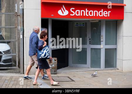 Santander Bank im Stadtzentrum am 27. Juni 2025 in Swansea, Wales, Vereinigtes Königreich. Die Santander Group ist eine der größten Banken der Welt mit über 133 Millionen Kunden und einer Präsenz in mehr als 40 Ländern. Das Stadtzentrum ist zwar nach wie vor ein Einkaufszentrum für Swansea, hat aber im Vergleich zu anderen Städten eine geringe Beschäftigung, was dazu führt, dass weniger Geld ausgegeben wird und der langsame Rückgang der Einkaufsmöglichkeiten und des wirtschaftlichen Wohlstands in der Region noch verstärkt wird. Stockfoto