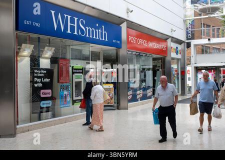 WH Smith and Post Office am 27. Juni 2025 in Swansea, Wales, Vereinigtes Königreich. WH Smith, der Stammvater der British High Street, wird verschwinden, nachdem das Unternehmen einen Verkauf seiner Geschäfte an Modella Capital vereinbart hat und in TG Jones umbenannt wird. Das Stadtzentrum ist zwar nach wie vor ein Einkaufszentrum für Swansea, hat aber im Vergleich zu anderen Städten eine geringe Beschäftigung, was dazu führt, dass weniger Geld ausgegeben wird und der langsame Rückgang der Einkaufsmöglichkeiten und des wirtschaftlichen Wohlstands in der Region noch verstärkt wird. Stockfoto