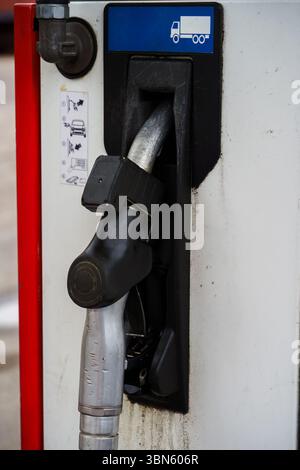 Kraftstoffspender für Lkw an einer Tankstelle, Nahaufnahme. Stockfoto