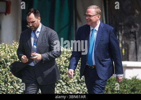 Washington, Usa. 30. Juni 2025. Kevin A. Hassett, Direktor des National Economic Council, (R) verlässt am Montag, den 30. Juni 2025, einen Medienanschlag vor dem Westflügel des Weißen Hauses in Washington DC. Foto: Aaron Schwartz/UPI Credit: UPI/Alamy Live News Stockfoto