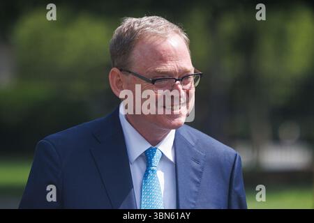 Washington, Usa. 30. Juni 2025. Kevin A. Hassett, Direktor des National Economic Council, (R) verlässt am Montag, den 30. Juni 2025, einen Medienanschlag vor dem Westflügel des Weißen Hauses in Washington DC. Foto: Aaron Schwartz/UPI Credit: UPI/Alamy Live News Stockfoto