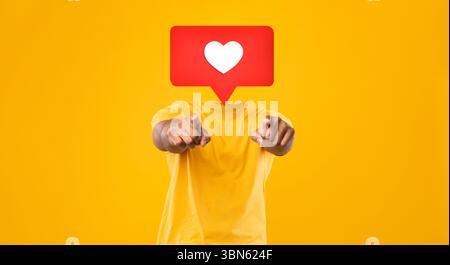 Interaktive Social-Media-Interaktion mit einem Liebessymbol auf hellem Hintergrund Stockfoto