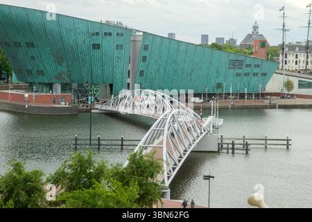 Seitenansicht Von Der Oosterdokskade Mit Dem Nemo Museum In Amsterdam, Niederlande 5-6-2025 Stockfoto