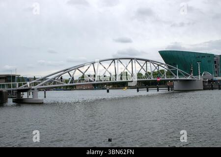 Seitenansicht Von Der Oosterdokskade Mit Dem Nemo Museum In Amsterdam, Niederlande 5-6-2025 Stockfoto