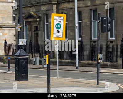 Für alle Fahrzeuge wird das Schild mit der Emissionszone im Stadtzentrum von Glasgow durchgesetzt Stockfoto