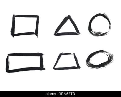 Handgemalte schwarze geometrische Formen – Quadrate, Dreiecke und Kreise – auf weißem Hintergrund. Stockfoto