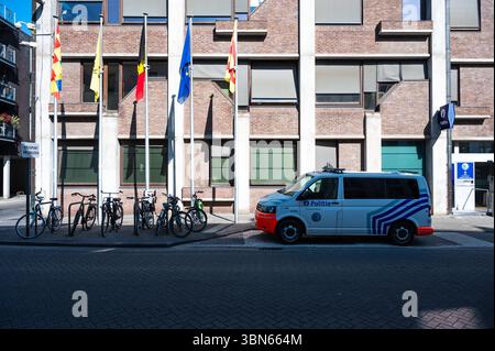 Pilce Agentur, Patrouillenfahrzeug und Fahrräder in Mechelen, Provinz Antwerpen, Belgien 21. Juni 2025 Stockfoto