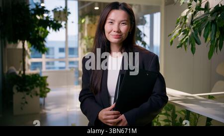 Chinesische asiatische Geschäftsfrau mit Blick auf die Kamera japanische Geschäftsfrau lächelndes koreanisches Mädchen professionelle Händlerin Verkäuferin Makler Immobilien ceo Stockfoto