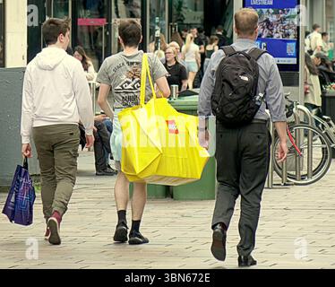 Glasgow, Schottland, Großbritannien. 30. Juni 2025. Wetter in Großbritannien: Heiß, wenn die Temperaturen steigen, traditionelle buchanan Street, die stilvolle Meile und Einkaufshauptstadt schottlands im Zentrum der Stadt. Credit Gerard Ferry/Alamy Live News Stockfoto