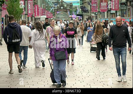 Glasgow, Schottland, Großbritannien. 30. Juni 2025. Wetter in Großbritannien: Heiß, wenn die Temperaturen steigen, traditionelle buchanan Street, die stilvolle Meile und Einkaufshauptstadt schottlands im Zentrum der Stadt. Credit Gerard Ferry/Alamy Live News Stockfoto