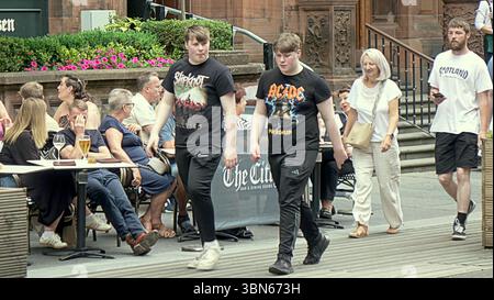 Glasgow, Schottland, Großbritannien. 30. Juni 2025. Wetter in Großbritannien: Heiß, wenn die Temperaturen steigen, traditionelle buchanan Street, die stilvolle Meile und Einkaufshauptstadt schottlands im Zentrum der Stadt. Credit Gerard Ferry/Alamy Live News Stockfoto