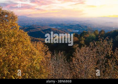 Italien Piemont Canavese Serra Morenica im Hintergrund See Pistono und See Sirio Stockfoto