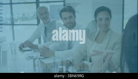 Vier Kollegen in Geschäftskleidung führen Diskussionen rund um den Glastisch im Büro mit Notizbüchern Stockfoto