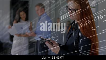 Frau im Black Blazer studieren, Tablettendaten im Konferenzraum, Datenüberlagerungen, Kopierraum analysieren Stockfoto