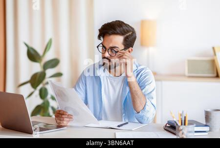 Junge Eastern Geschäftsmann In Brillen Arbeiten Mit Papers Und Laptop Im Büro Stockfoto