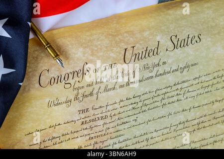 10. Juni 2025 Washington D.C. dieses historische Pergamentdokument zeigt Resolutionen aus den frühen USA zusammen mit amerikanischer Flaggenstruktur Stockfoto