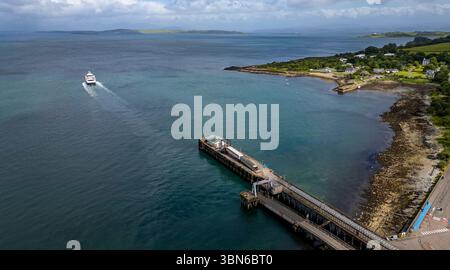 Drohnenansicht der MV Loch Frisa Fähre von Criagnure Fährhafen auf der Isle of Mull auf dem Weg nach Oban, Argyle & Bute, Schottland Stockfoto