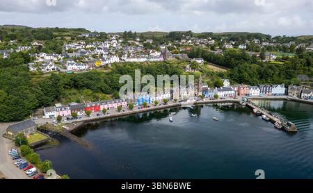 Drohnenansicht von Tobermory, Isle of Mull, Argyle and Bute, Schottland, Großbritannien. Stockfoto