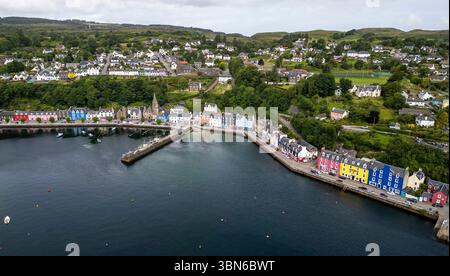 Drohnenansicht von Tobermory, Isle of Mull, Argyle and Bute, Schottland, Großbritannien. Stockfoto