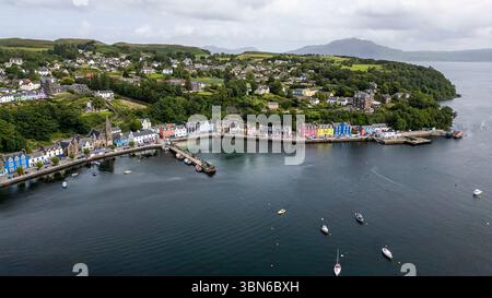 Drohnenansicht von Tobermory, Isle of Mull, Argyle and Bute, Schottland, Großbritannien. Stockfoto