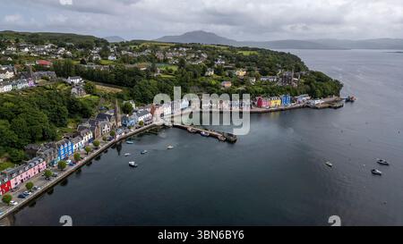 Drohnenansicht von Tobermory, Isle of Mull, Argyle and Bute, Schottland, Großbritannien. Stockfoto