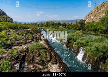 Kleine Wasserfälle entlang des Buna Flusses im Sommer, Blagaj Stockfoto