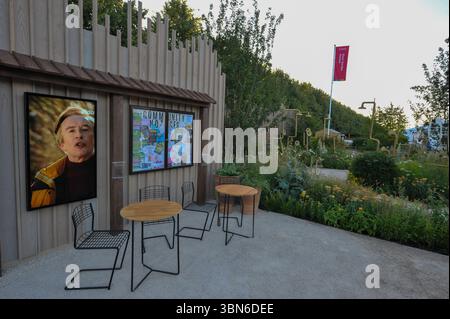 Eröffnungstag beim 2025 Royal Horticultural Society Hampton Court Palace Garden Festival - einer der Ausstellungsgärten: Der Alan Partridge Sound Bath Garden. Dieser moderne Garten wurde von Alan Partridge mit Top-Designern entworfen und zelebriert Struktur, Haltbarkeit und persönliche Bedeutung. Ein herausragendes Merkmal ist ein Norfolk-Lärchenzaun, der mit Alans Namen in Schallwellenform geätzt ist. Goldschmiedearbeiten, inspiriert von den Subaru GC8 Laufrädern, und robuste britische Materialien spiegeln Alans akribische Standards wider. Jedes Element – von recycelten Schildern bis hin zu handgefertigten Dartmoor-Eichenpfosten – verkörpert Funktionalität und Präzision Stockfoto