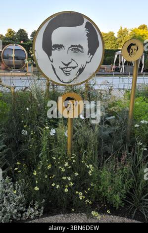 Eröffnungstag beim 2025 Royal Horticultural Society Hampton Court Palace Garden Festival - einer der Ausstellungsgärten: Der Alan Partridge Sound Bath Garden. Dieser moderne Garten wurde von Alan Partridge mit Top-Designern entworfen und zelebriert Struktur, Haltbarkeit und persönliche Bedeutung. Ein herausragendes Merkmal ist ein Norfolk-Lärchenzaun, der mit Alans Namen in Schallwellenform geätzt ist. Goldschmiedearbeiten, inspiriert von den Subaru GC8 Laufrädern, und robuste britische Materialien spiegeln Alans akribische Standards wider. Jedes Element – von recycelten Schildern bis hin zu handgefertigten Dartmoor-Eichenpfosten – verkörpert Funktionalität und Präzision Stockfoto