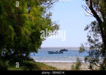 Kleine Boote liegen in der Nähe des Strandes, der Insel Tinos, der Inselgruppe der Kykladen, Griechenland, EU. Mai 2025 Frühjahr Stockfoto