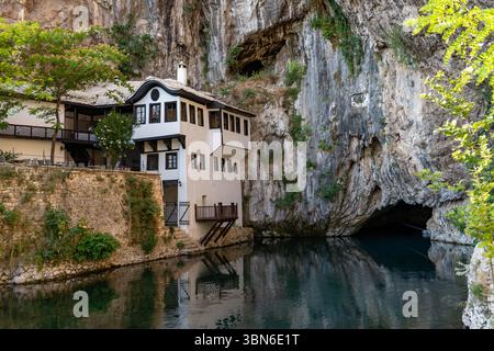 Historisches Derwischkloster am Fluss in Blagaj Spring, Bosnien Stockfoto