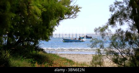 Kleine Boote liegen in der Nähe des Strandes, der Insel Tinos, der Inselgruppe der Kykladen, Griechenland, EU. Mai 2025 Frühjahr Stockfoto