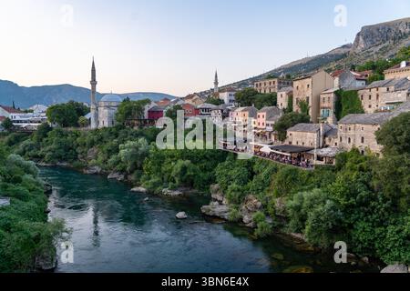 Neretva River und historische Altstadt in Mostar bei Sonnenuntergang Stockfoto